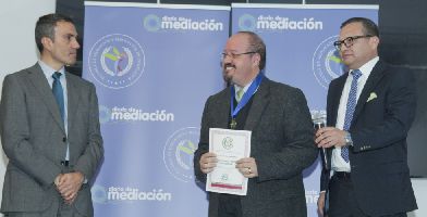 Javier Wilheim recull la medalla al Mèrit Professional